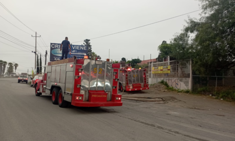 Incendio en empresa de tarimas moviliza a bomberos de Apodaca