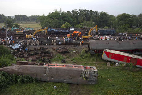 India atribuye accidente en trenes a falla de señalización