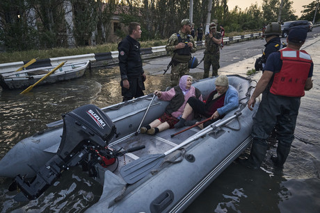Ciudadanos intentan escapar de las inundaciones en Ucrania