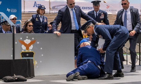 Biden tropieza y cae durante ceremonia de la Fuerza Aérea