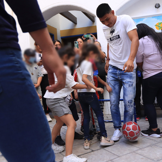 Rayados alegra el día de niños del Instituto RENACE .