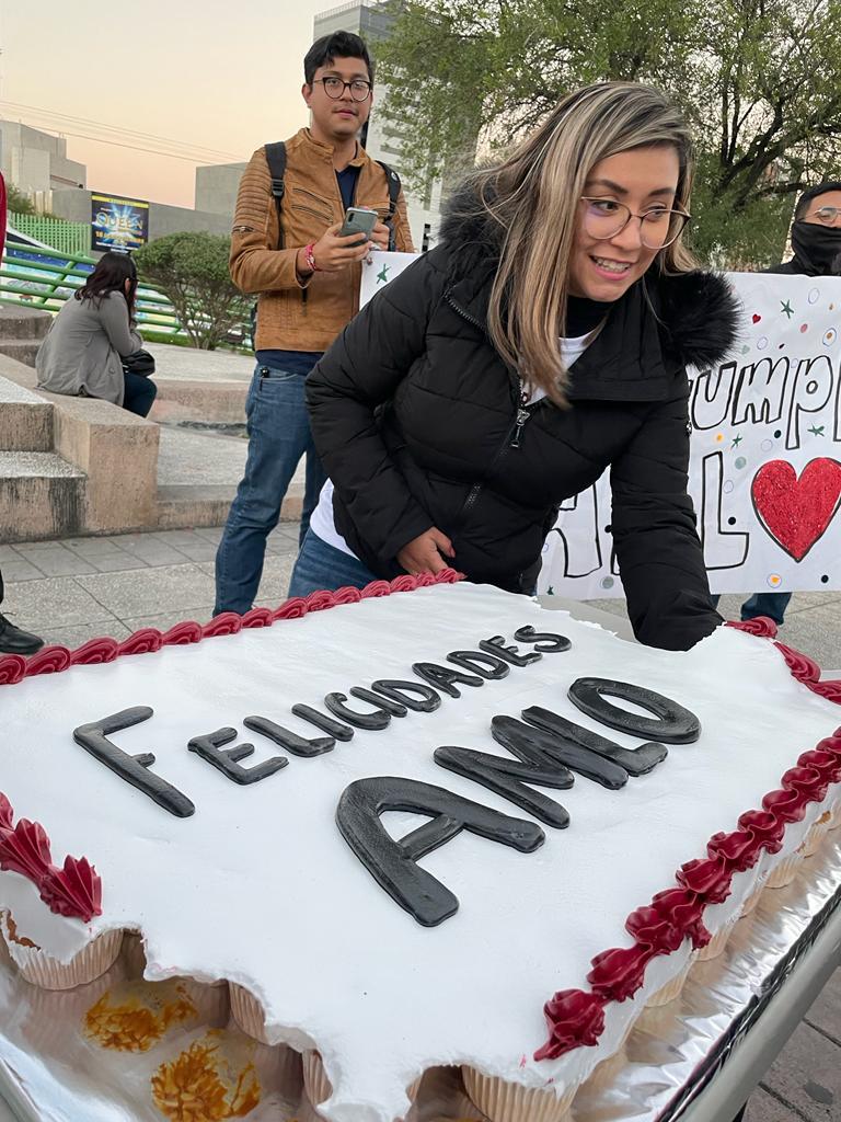 En Nuevo León celebran cumpleaños de AMLO con gran pastel