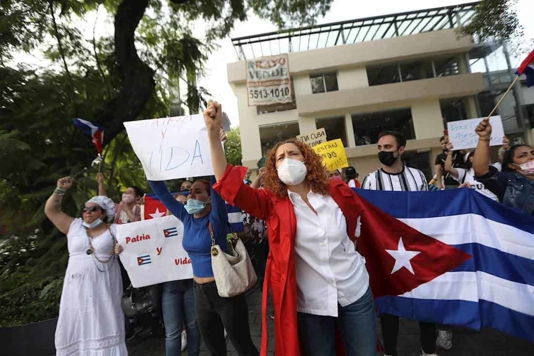 Chocan protestas en la embajada de Cuba en México