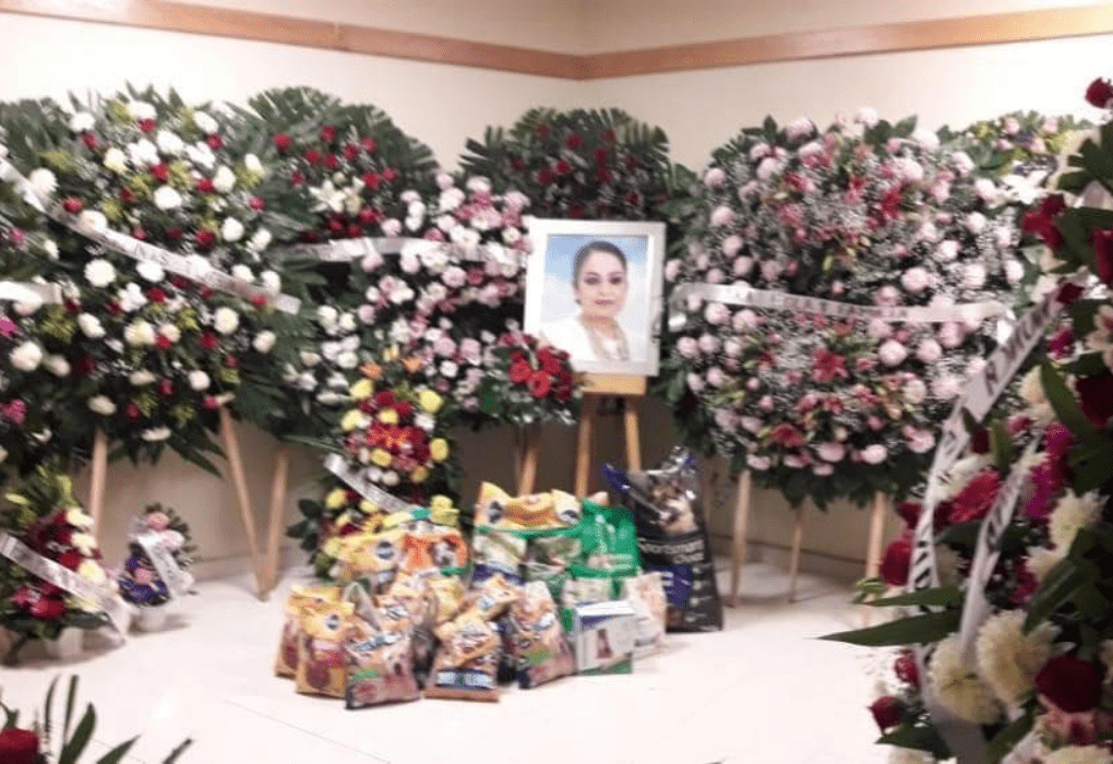 Llevan bolsas de croquetas a funeral en lugar de flores
