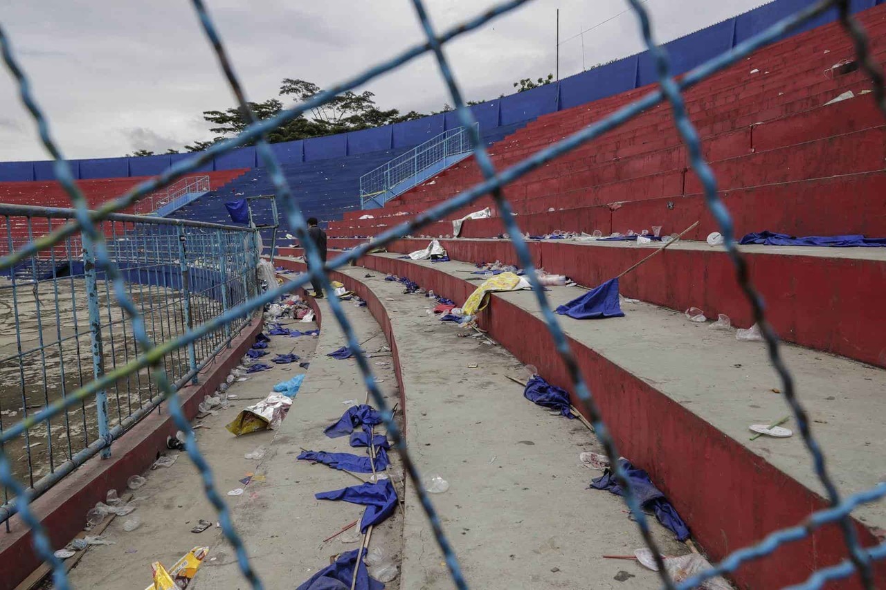 Investigan a 18 policías por tragedia de fútbol en Indonesia