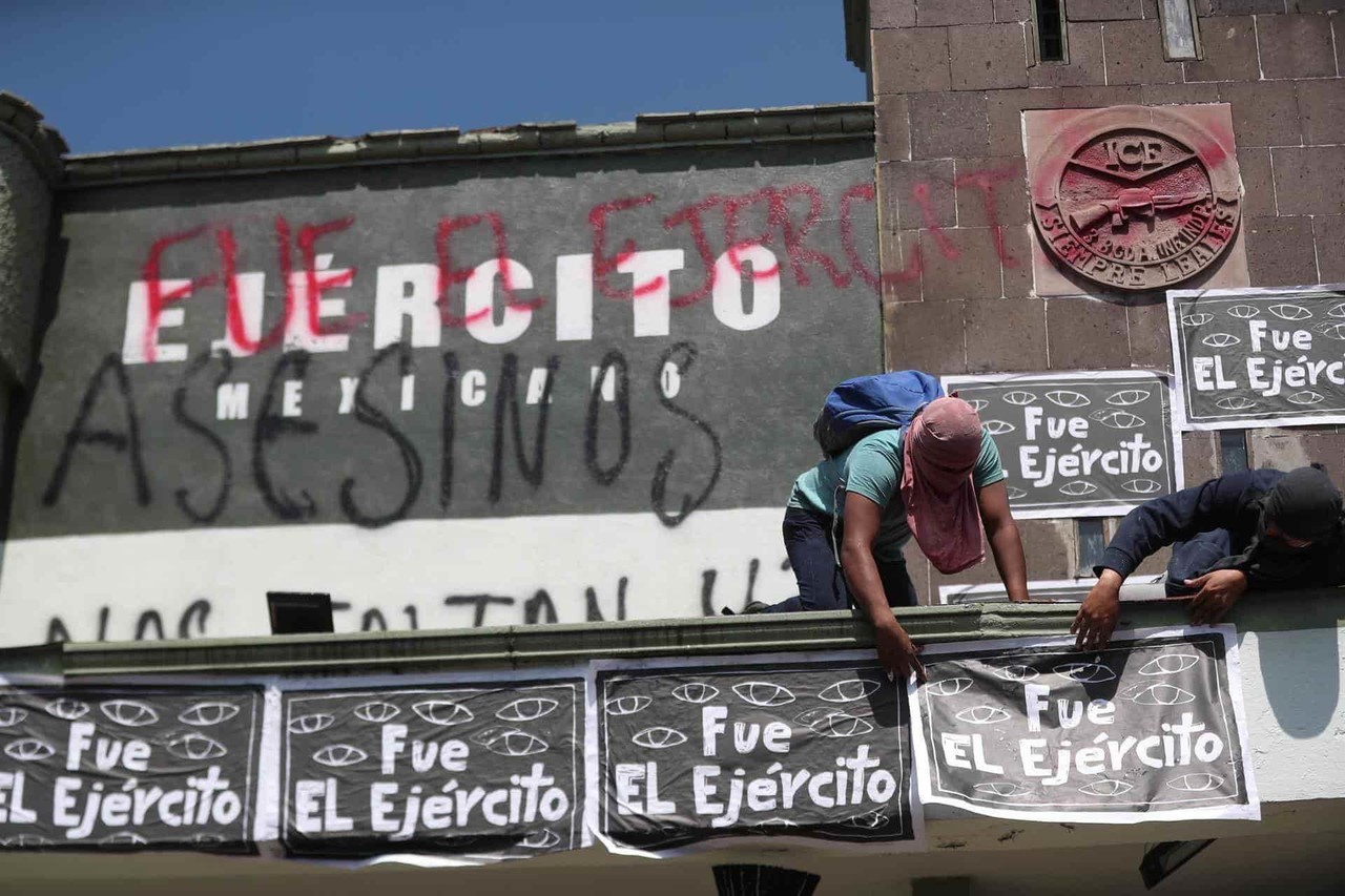 Vandalizan Campo Militar Como Protesta Por Caso Ayotzinapa