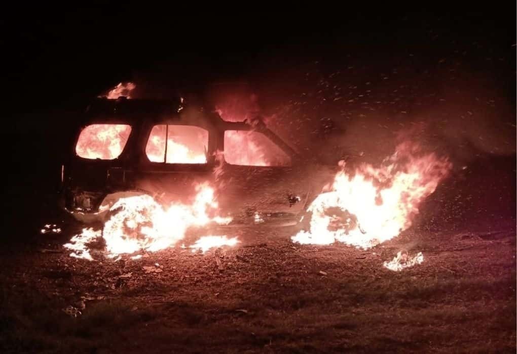 Aparece en llamas vehículo abandonado en García
