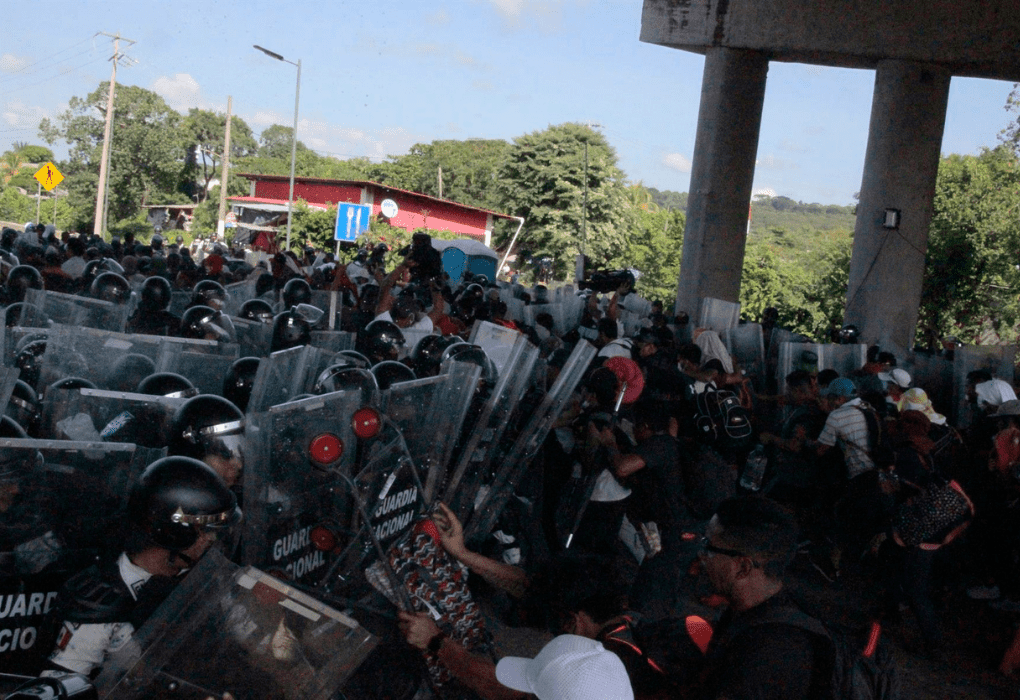 Caravana migrante rompe cerco de la Guardia Nacional