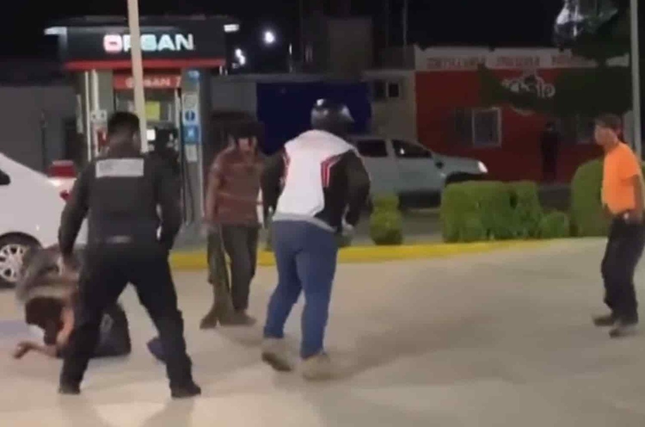 Guardia, zombis y motociclista ninja pelean en gasolinera