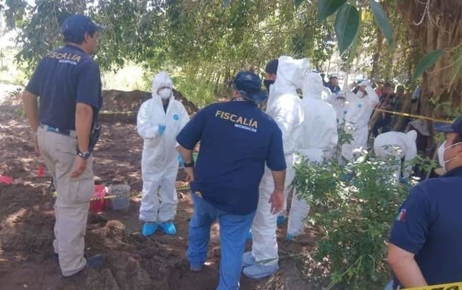 Hallan 11 cuerpos en una fosa clandestina en Michoacán