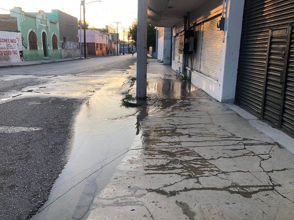 Reportan fuga de agua en el Centro de Monterrey