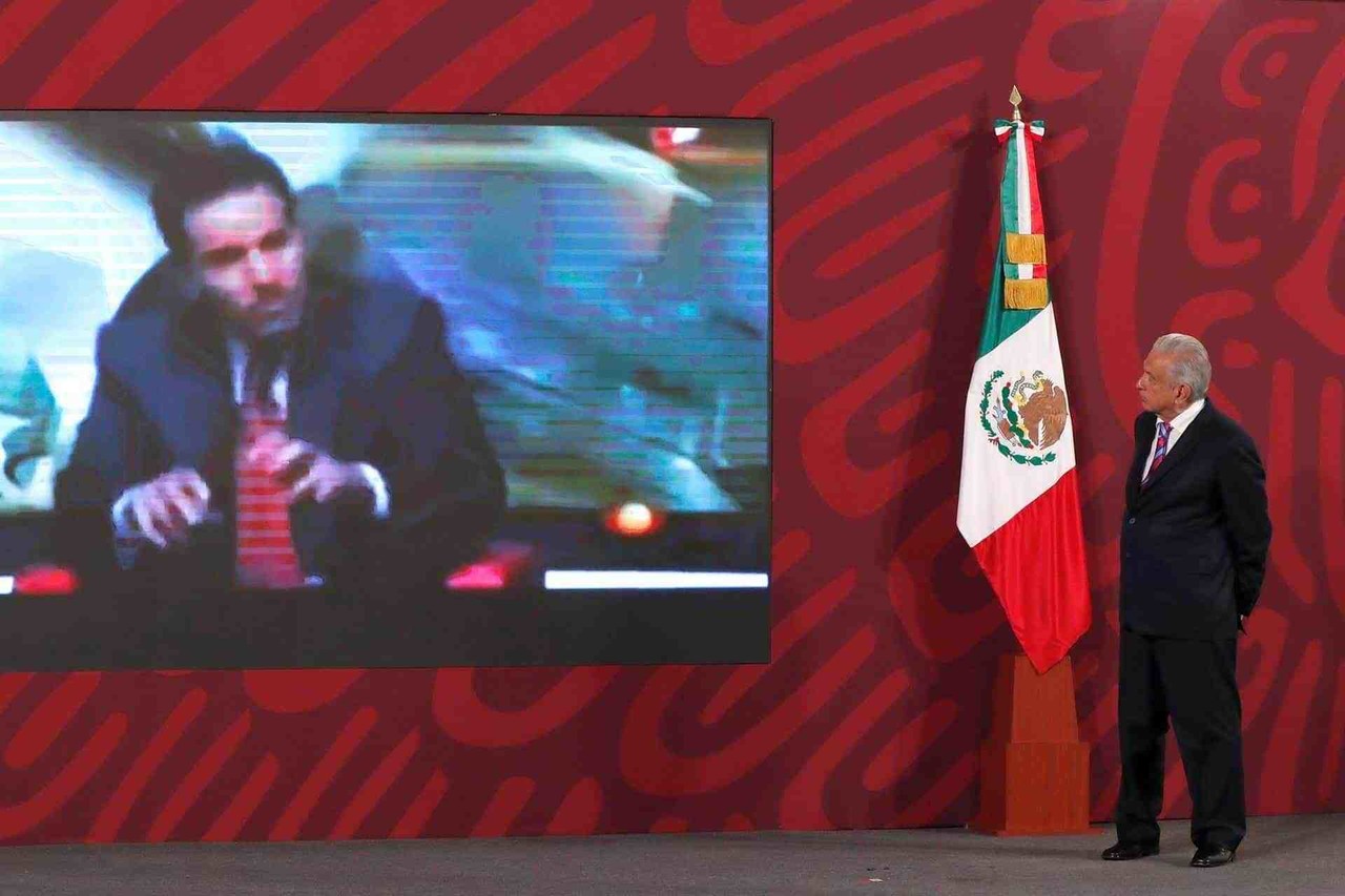 López Obrador vincula a Loret de Mola con farmacéuticas