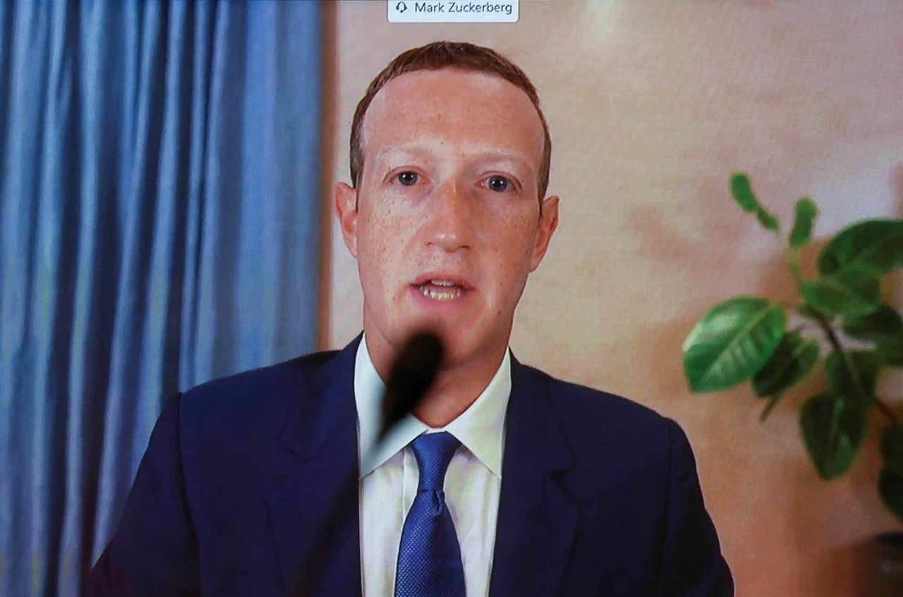 Zuckerberg niega que Facebook anteponga los beneficios a la seguridad