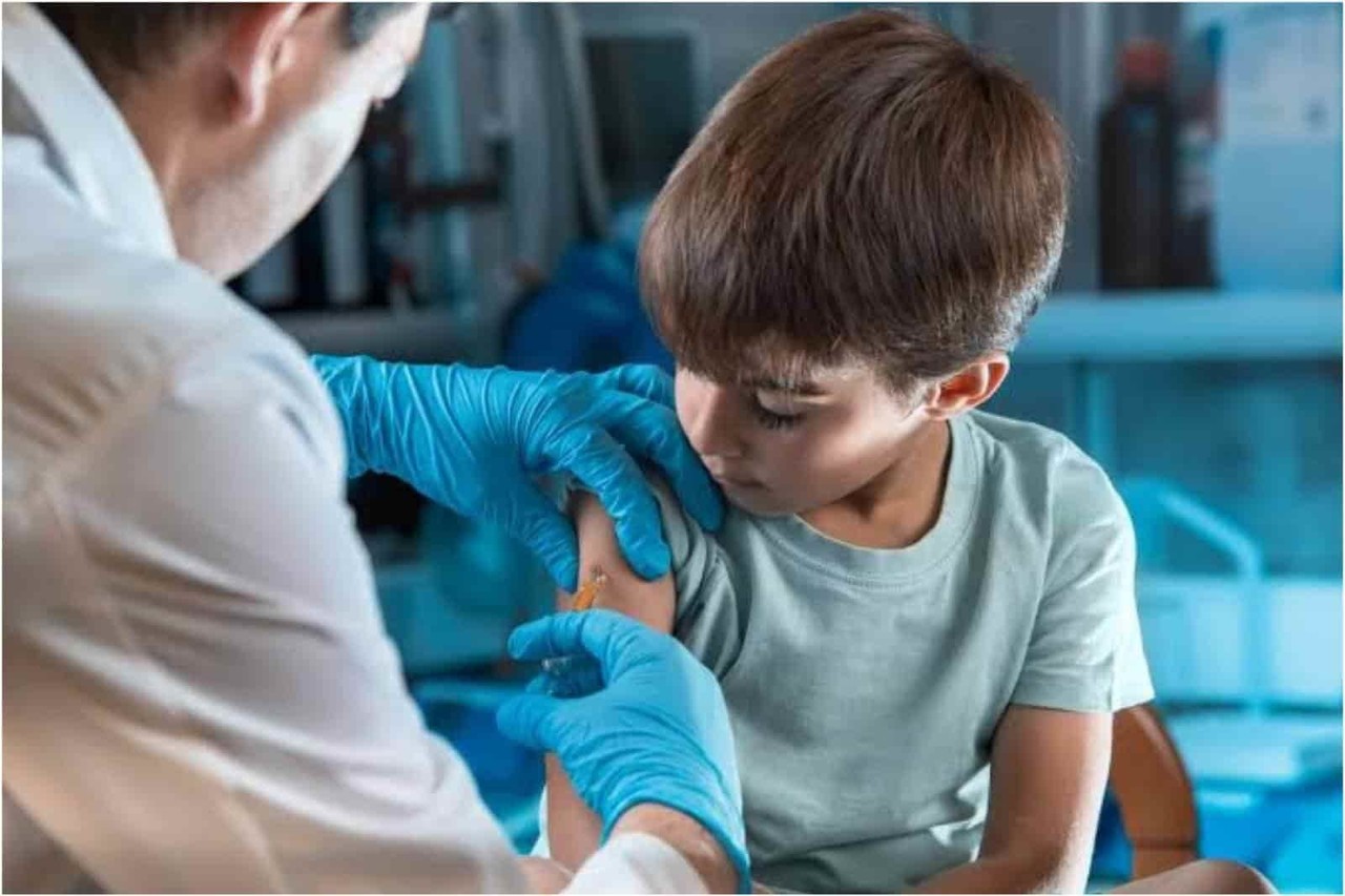 Autorizan aplicar vacuna Pfizer a niños de 5 a 11 años
