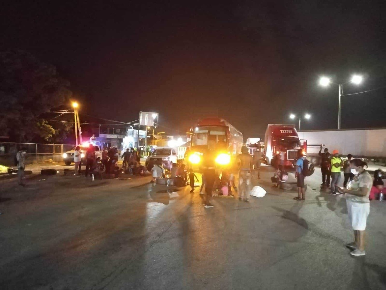 Bloquean migrantes carretera en Altamira