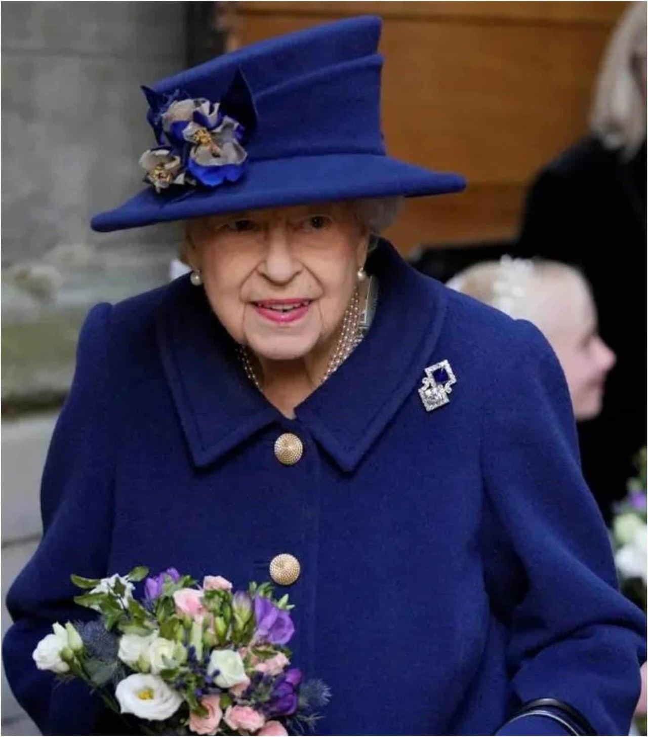 Sorprende reina Isabel II al usar bastón en acto público