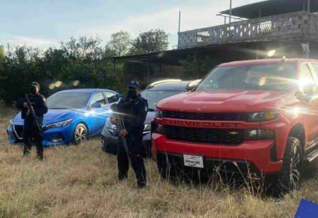 Recuperan autos robados tras cateo en finca de Cadereyta