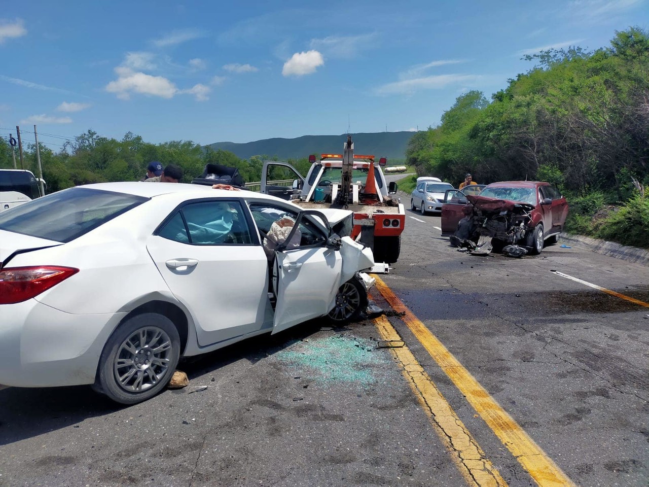 Regios chocan en la carretera Monterrey-Victoria; un muerto y 6 heridos