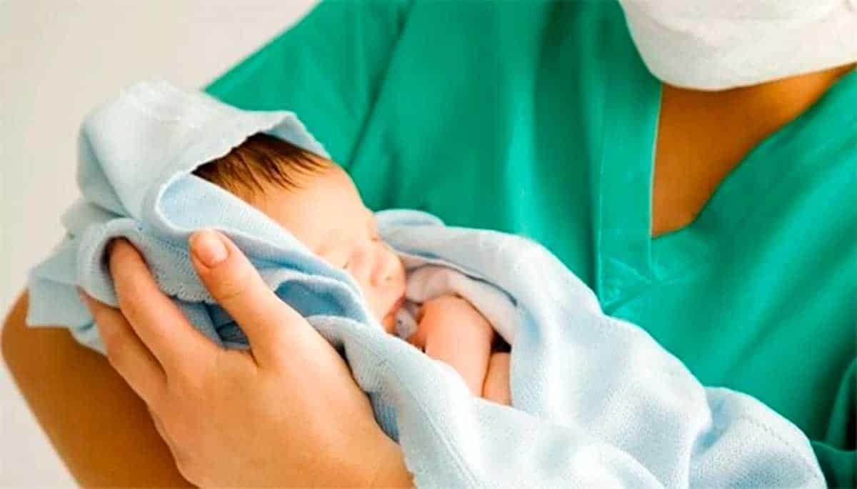 Enfermera deja caer a recién nacido para contestar celular; es ingresado a terapia intensiva