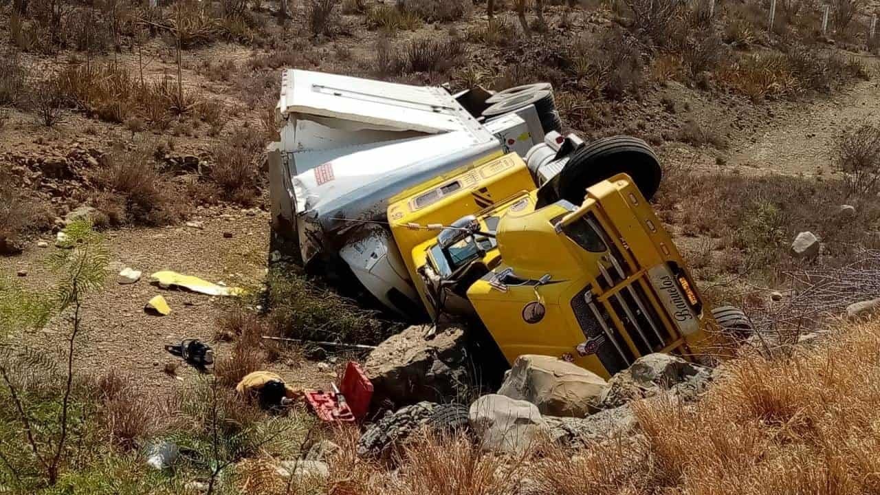 Rescatan a trailero tras volcadura en Ramos Arizpe