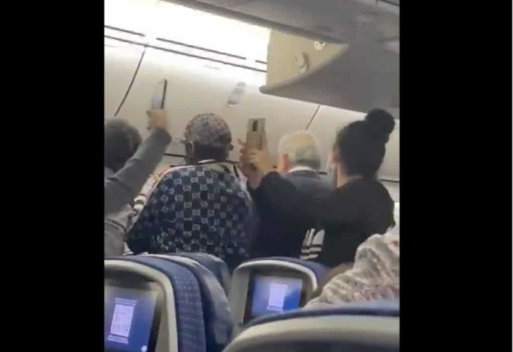 Abuchean A AMLO Durante Vuelo De Regreso A México