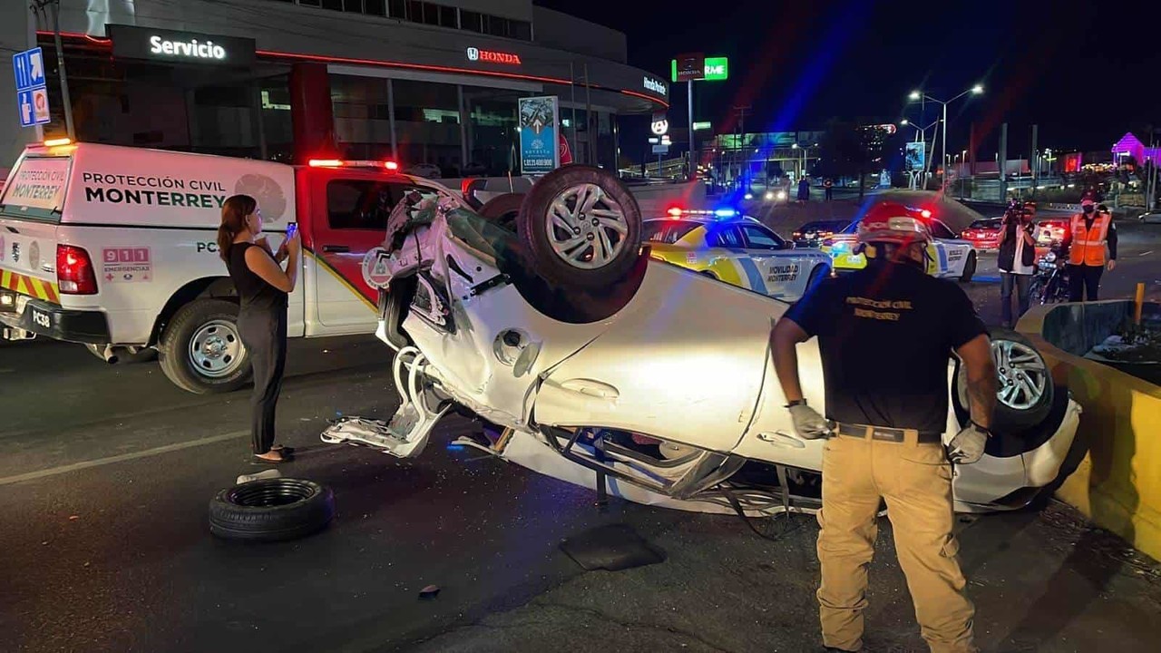 Auto sale volando y vuelca en Cumbres; conductora sale ilesa