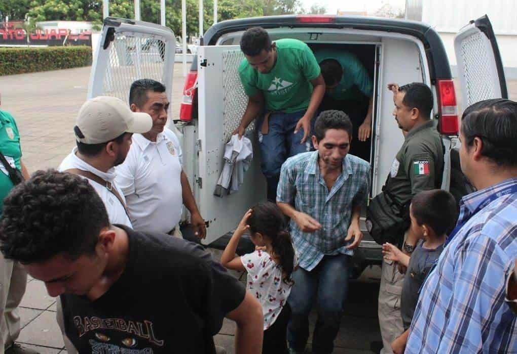 Encuentran a 359 migrantes dentro de un camión en Veracruz