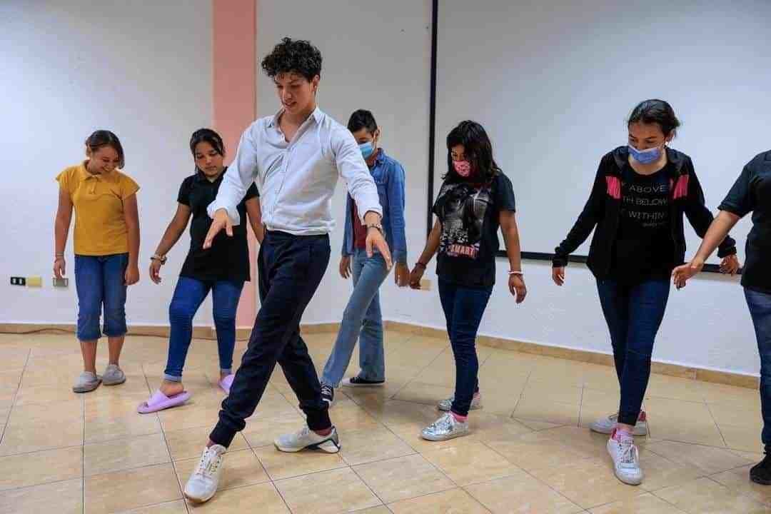 Convive bailarín Isaac Hernández con niños del DIF Capullos