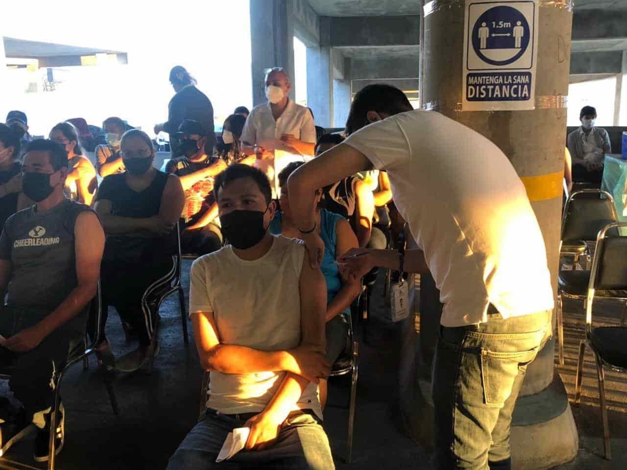 Continúa vacunación de treintañeros en Santa Catarina