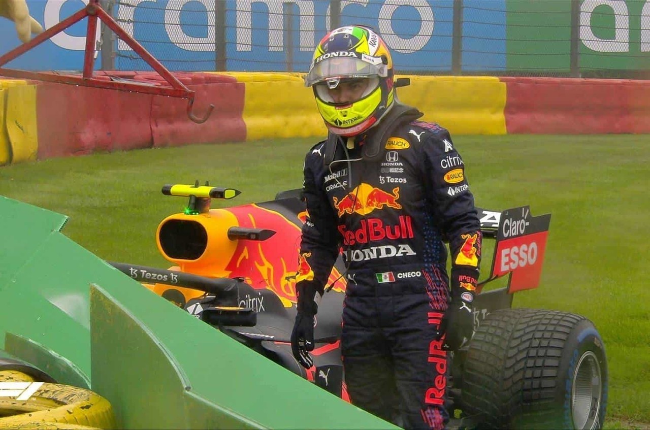 Checo Pérez choca previo a GP de Bélgica; saldrá desde pits