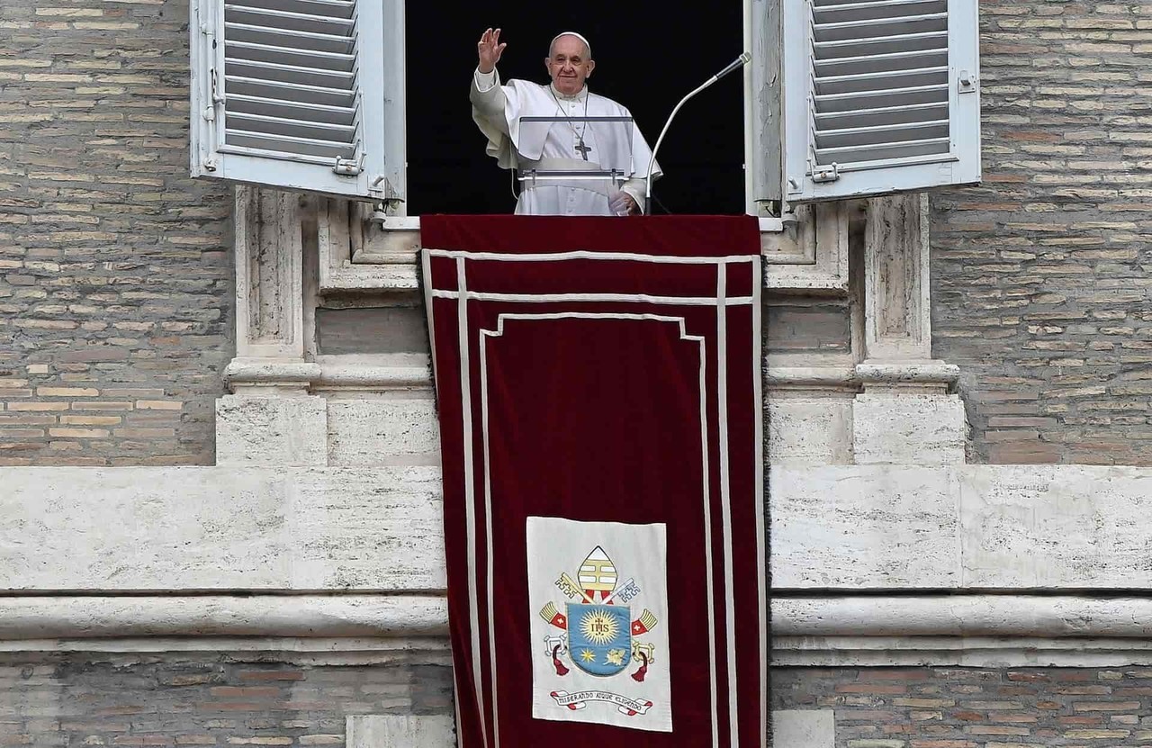Papa critica a feligreses que 'rezan como papagayos'