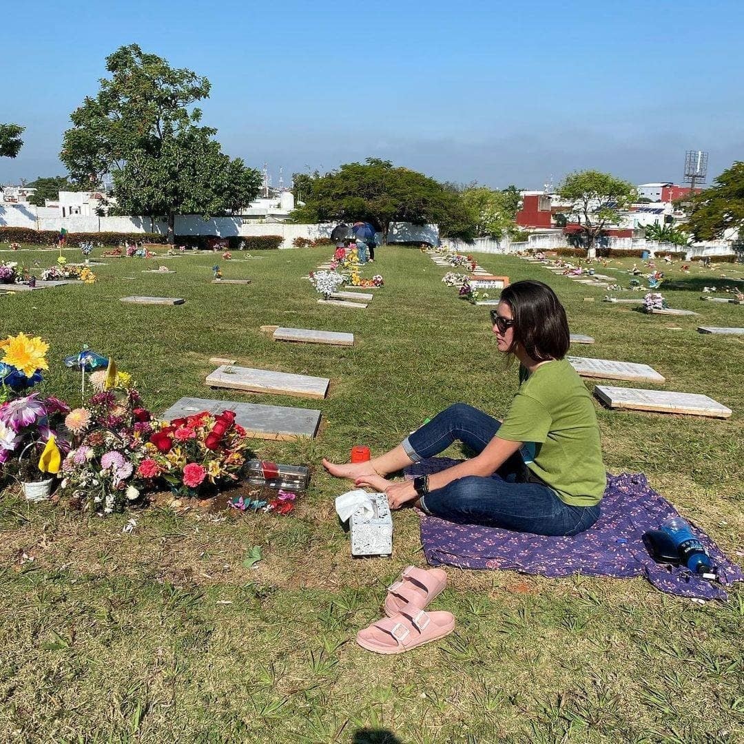 Novia de Octavio Ocaña visita tumba a 2 meses de su muerte