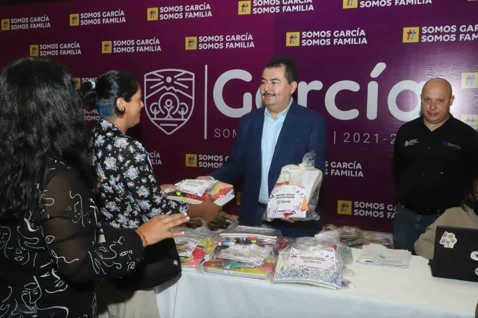 Apoya García a familias con paquetes de útiles escolares