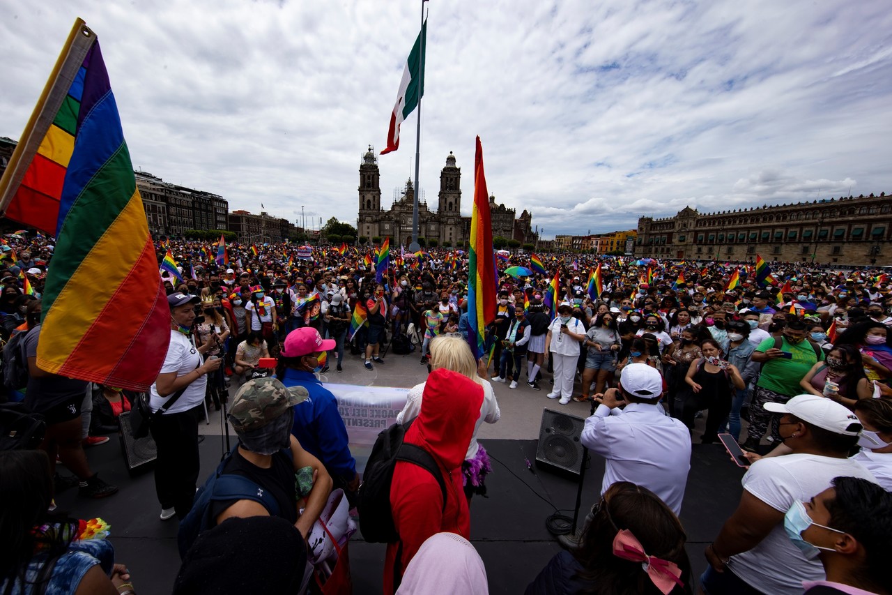 Miles regresan el arcoiris a CDMX en la marcha del Orgullo LGBT+