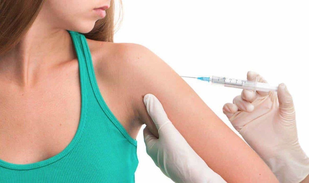 Joven reporta aumento de senos tras vacunarse contra el Covid