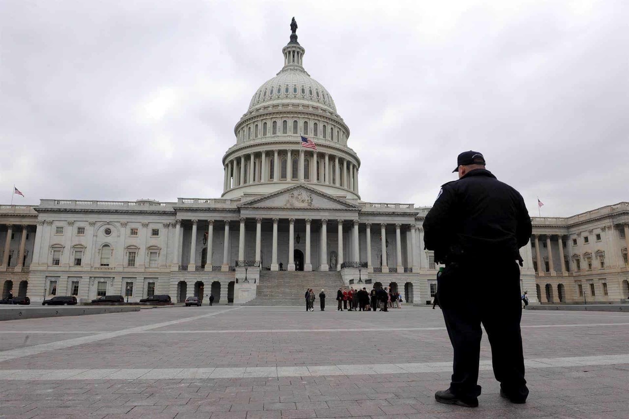 Desalojan el Capitolio por falsa alarma de amenaza aérea