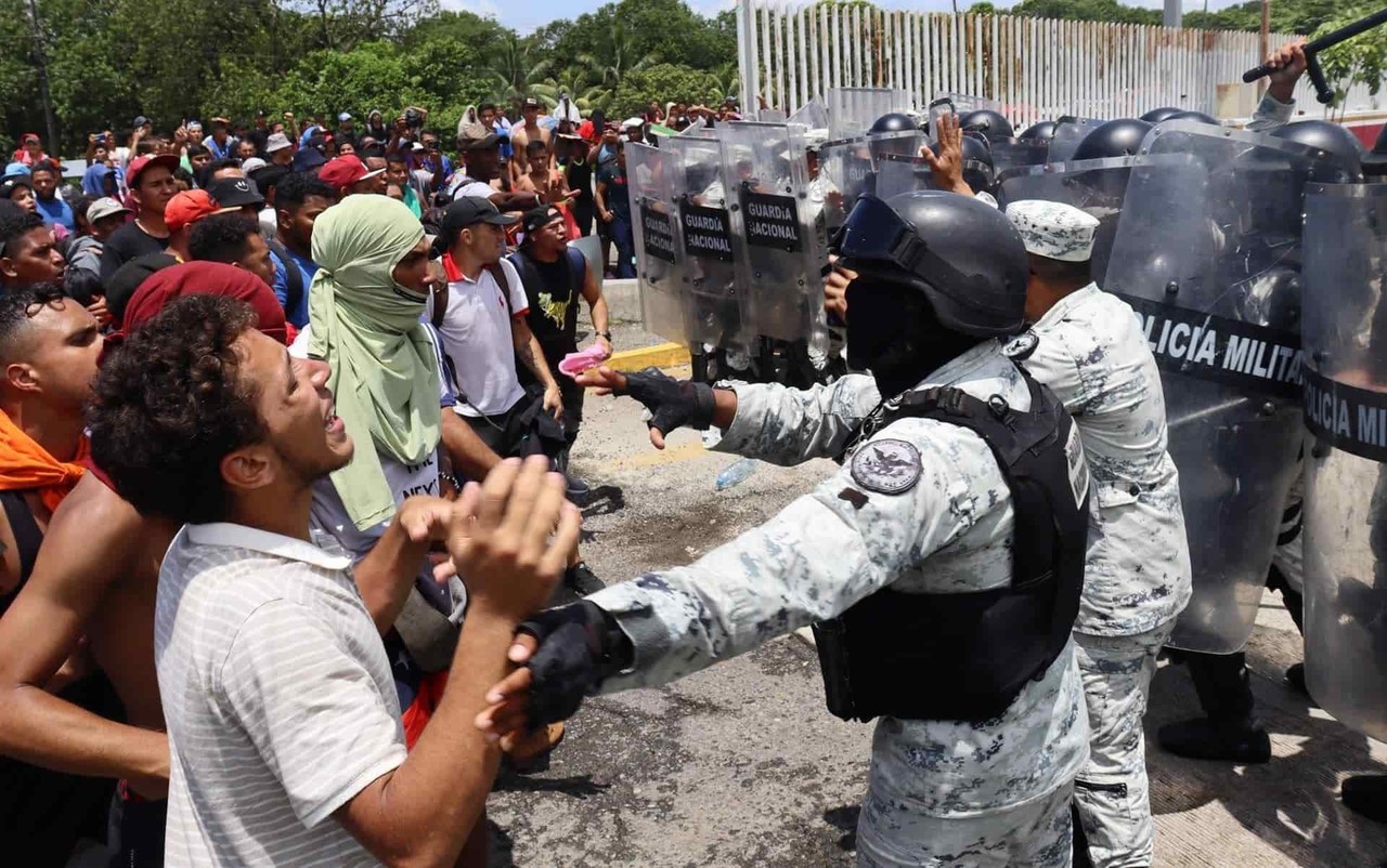 Caravana de 4 mil migrantes ataca oficina del INM en Chiapas