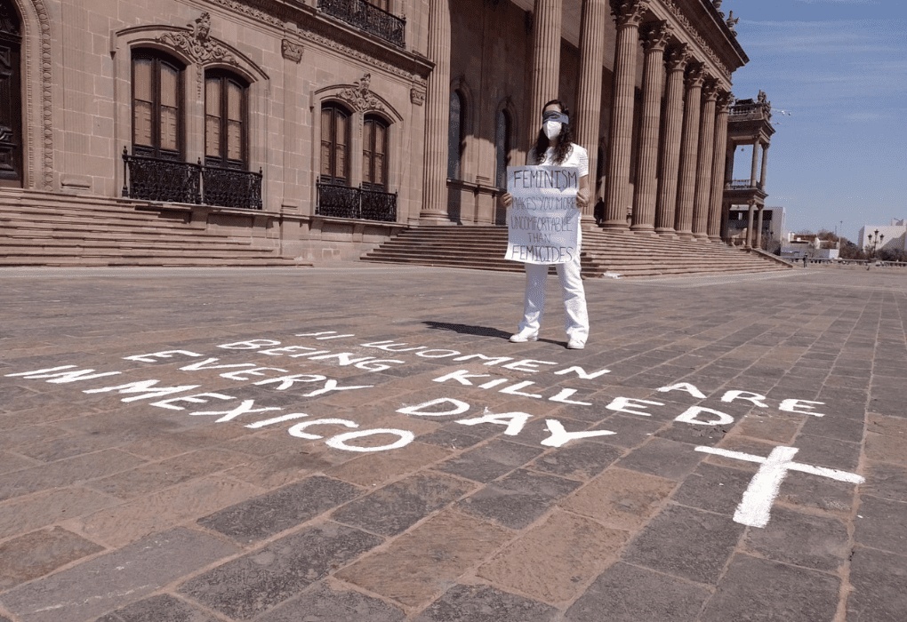 Se manifiestan feministas frente a Palacio de Gobierno