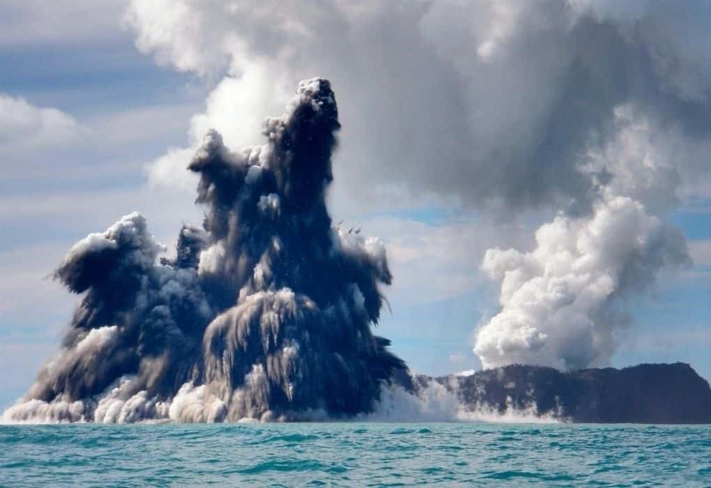 Explosión de volcán de Tonga, de las más potentes en décadas
