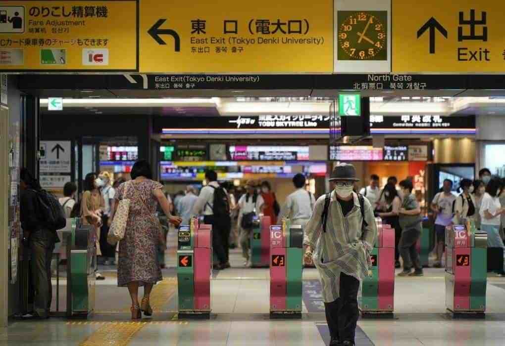 Acuchillan a 10 personas dentro de un tren en Tokio