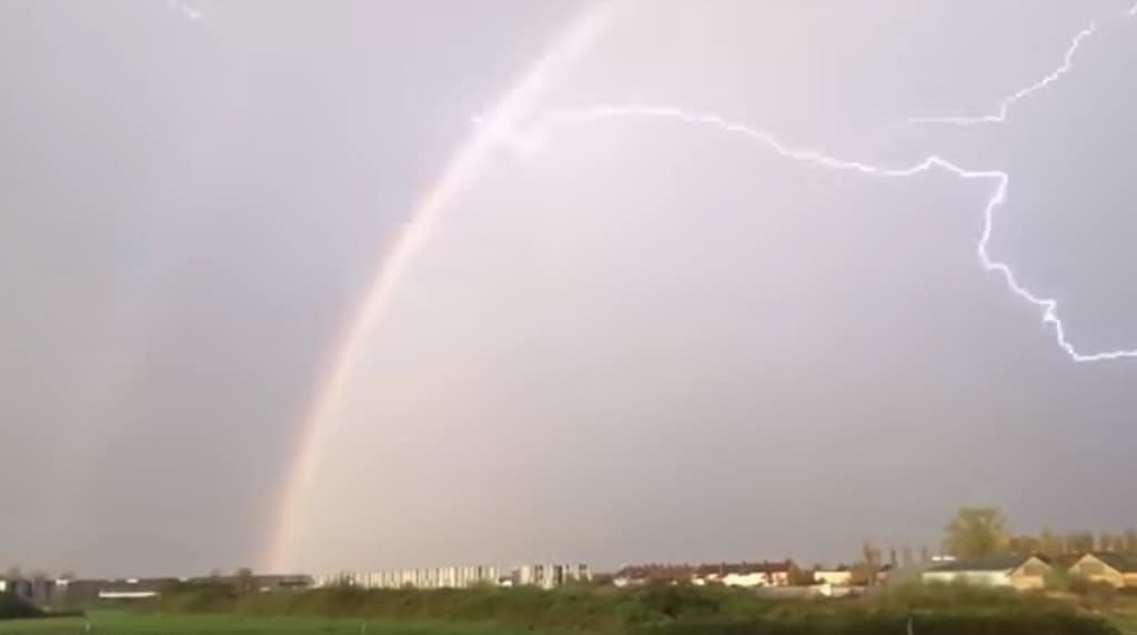 Misterioso objeto cae del cielo durante tormenta eléctrica