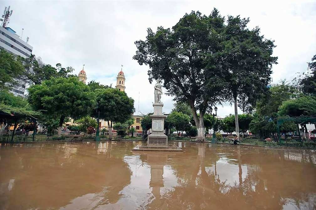 Deslizamientos en ciudad peruana arrasan cementerio