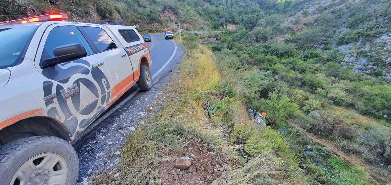 Cae automóvil a barranco de 12 metros en Iturbide