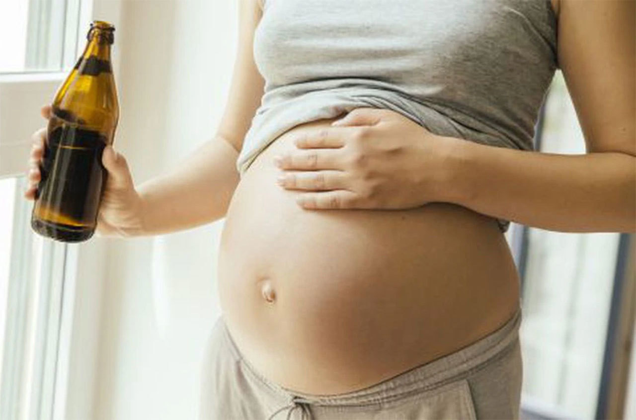Beber en el embarazo produce cambios en el cerebro del bebé