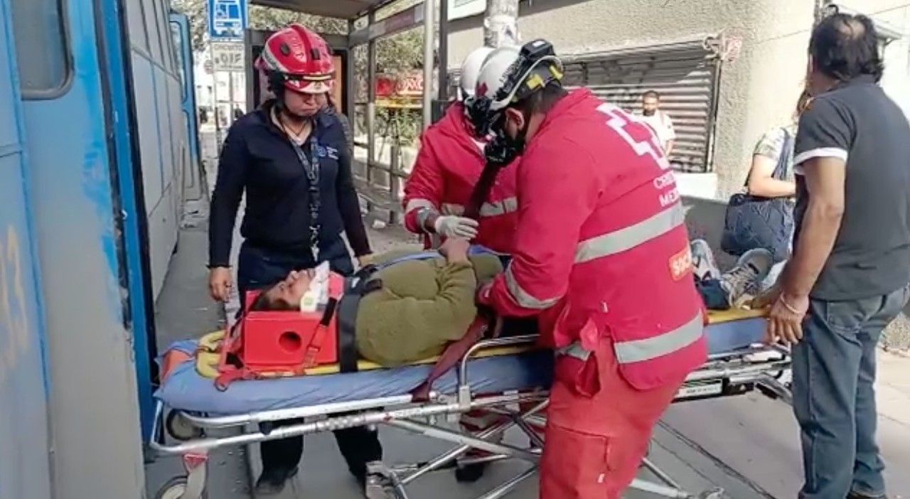 Frena Camión Y Pasajera Resulta Lesionada Al Caer