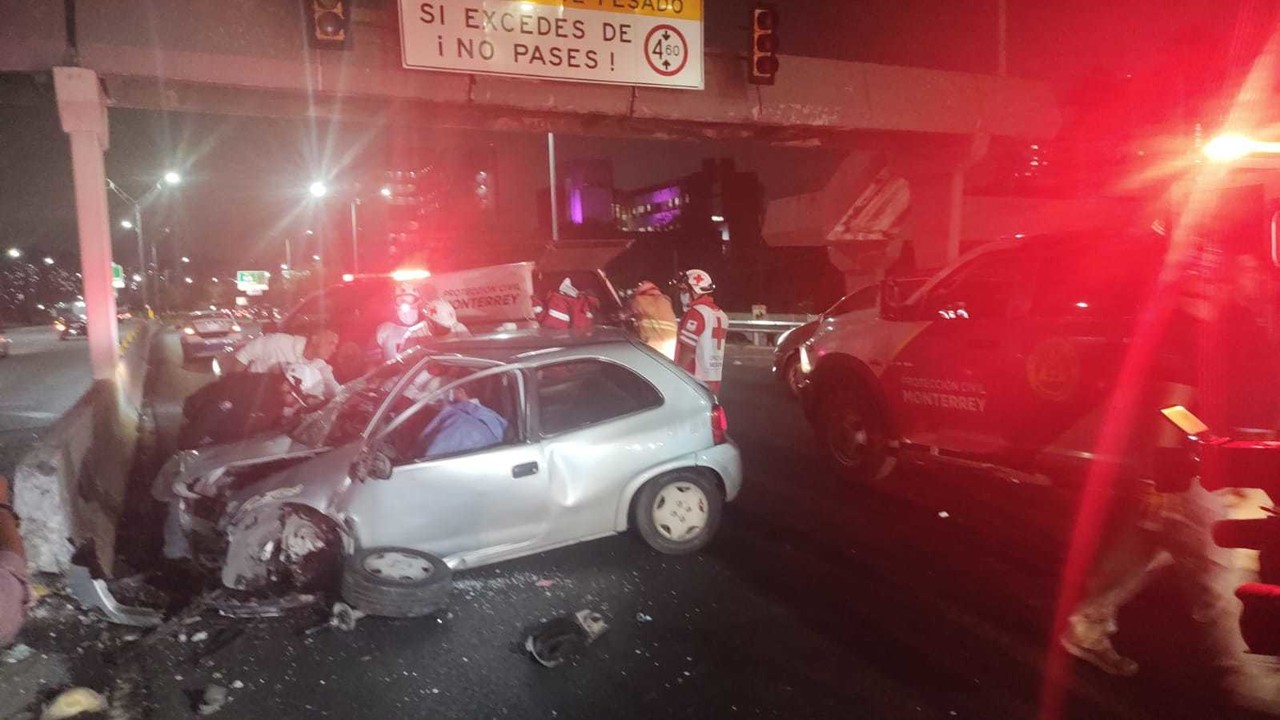 Muere conductor al impactar auto contra muro de concreto