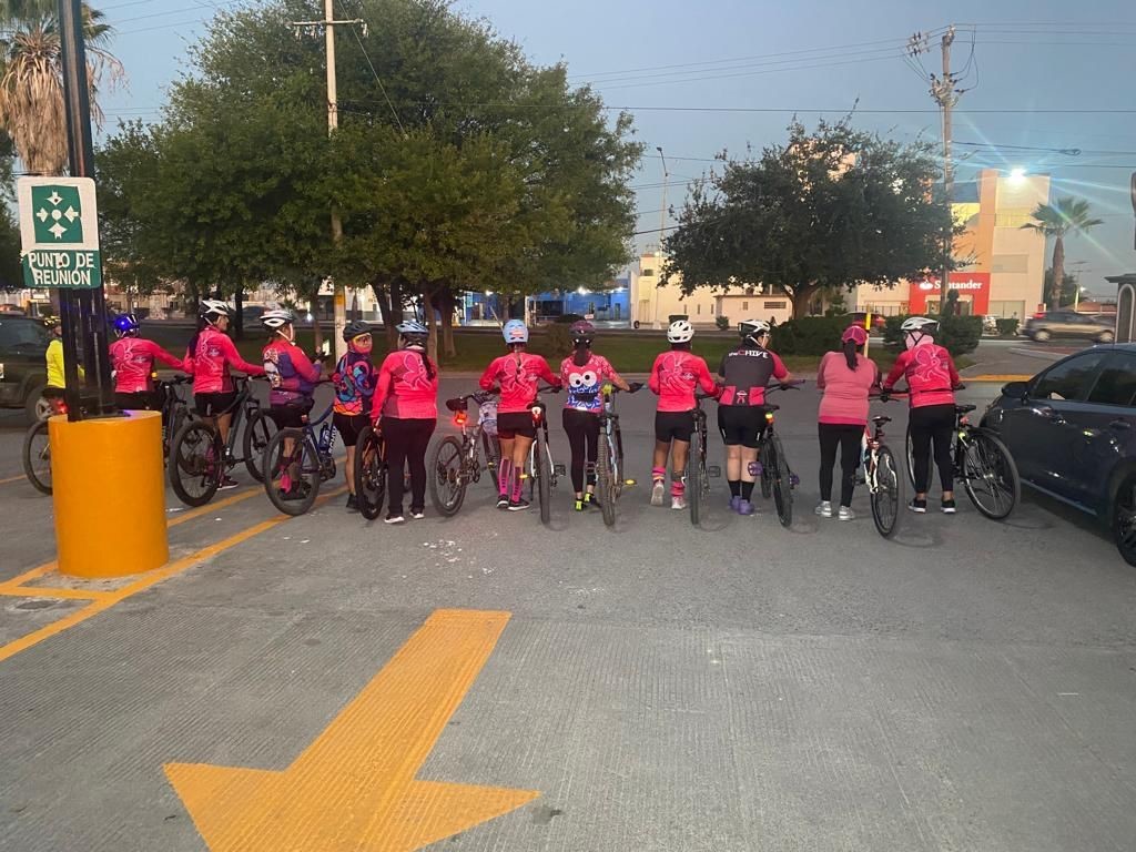Salen mujeres ciclistas a la calle llevando mensaje de salud