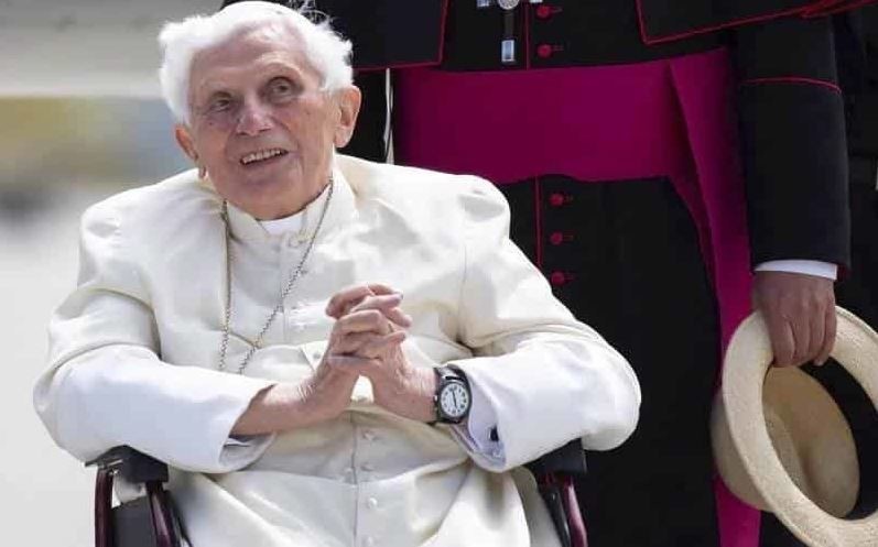 Benedicto XVI está grave, pero lúcido: Vaticano