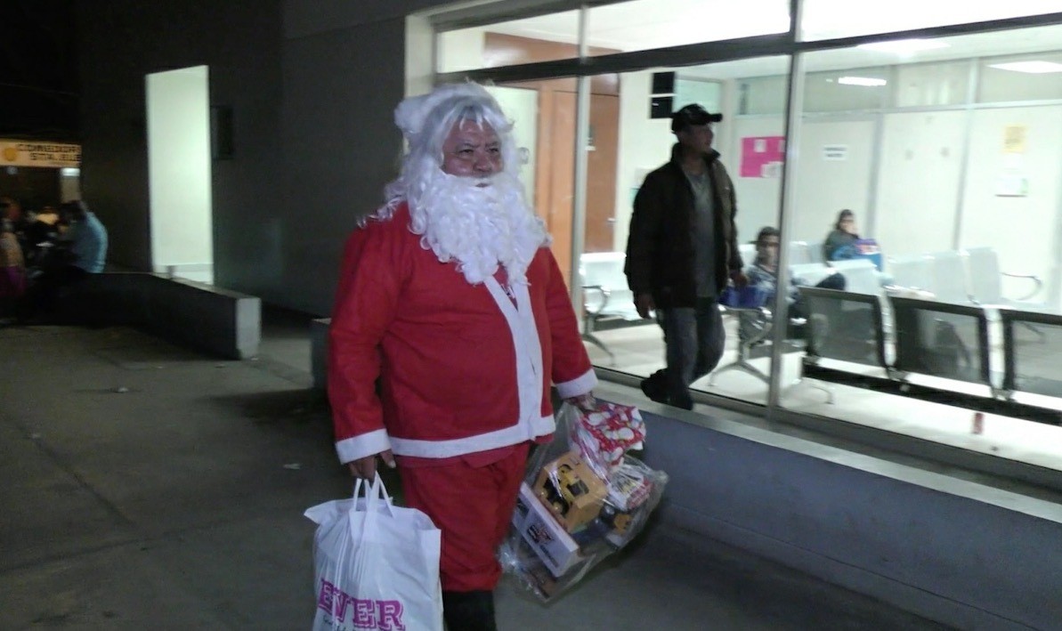 Cambia Santa Claus elotes por juguetes en Reynosa