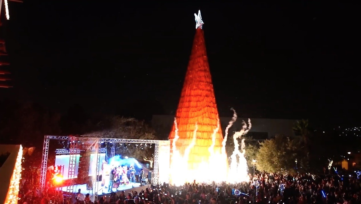 Celebran desfile y encienden pino navideño en Santa Catarina